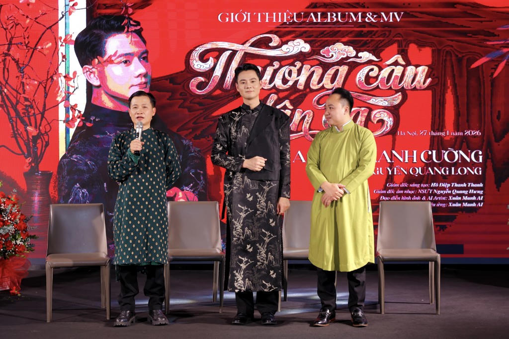 Nhạc sĩ Nguyễn Quang Long (ngoài cùng bên trái) chia sẻ về những ca khúc do anh sáng tác trong album "Thương câu dân ca". 	Ảnh: Xuân Cường