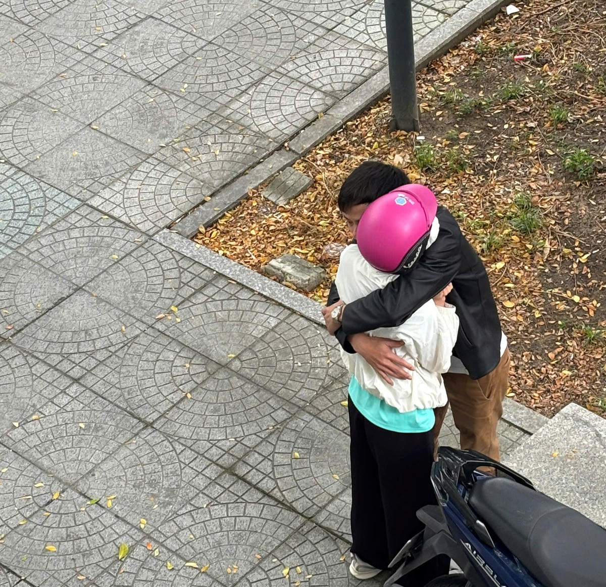 Gia đình vui mừng đón em N.P.D. trở về. Ảnh: CV.