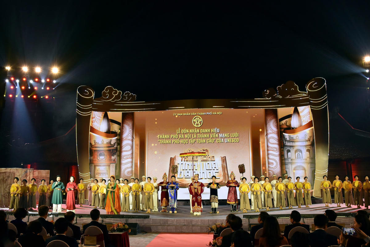Lễ đón nhận danh hiệu thành phố Hà Nội là thành viên mạng lưới “Thành phố học tập toàn cầu" của UNESCO được tổ chức tại&nbsp;Trung tâm Hoạt động văn hóa khoa học Văn Miếu - Quốc Tử Giám.