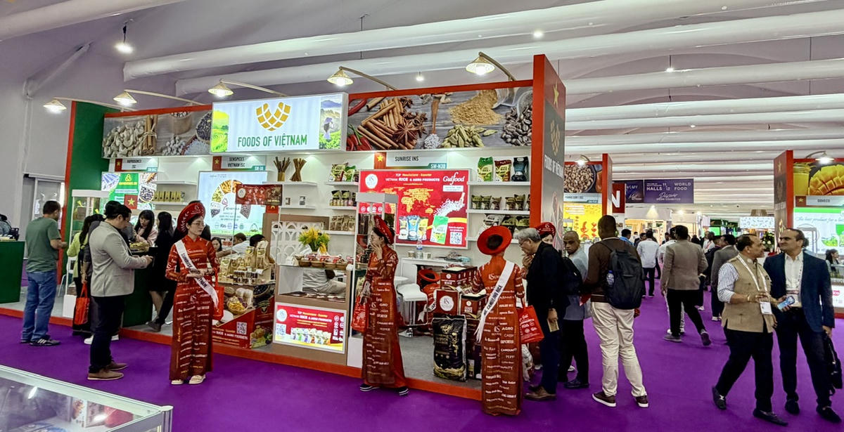 Khu gian hàng của Việt Nam thu hút hàng nghìn lượt khách đến tham quan. Ảnh: Bùi Yến
