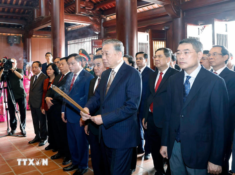 Tổng Bí thư Tô Lâm và thành viên Đoàn công tác dâng hương tưởng niệm Chủ tịch Hồ Chí Minh tại Khu Di tích Quốc gia Đặc biệt Kim Liên. (Ảnh: Thống Nhất/TTXVN).