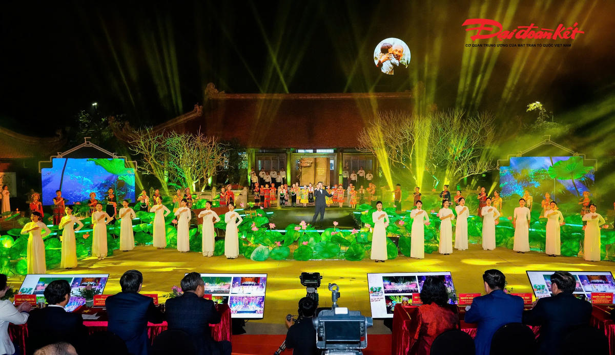 Bà Bùi Thị Minh Hoài dự cầu truyền hình “Hai tay xây dựng một sơn hà” tại Nghệ An