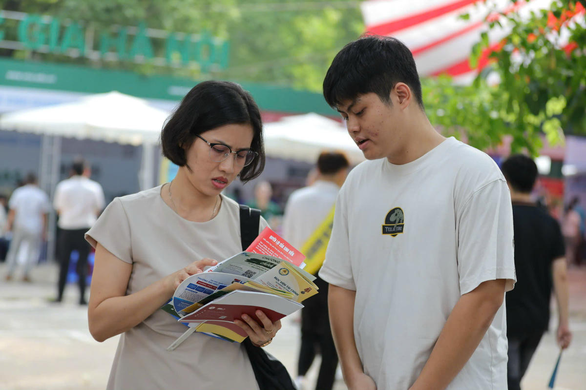 Thí sinh và phụ huynh tìm hiểu thông tin tuyển sinh của trường đại học.