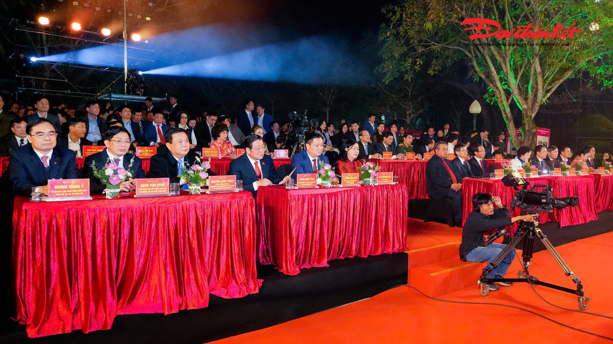 Tại điểm cầu Nghệ An, dự chương trình có bà Bùi Thị Minh Hoài - Ủy viên Bộ Chính trị, Chủ tịch Ủy ban Trung ương MTTQ Việt Nam; đại diện lãnh đạo bộ, ban, ngành Trung ương. Ảnh: PB