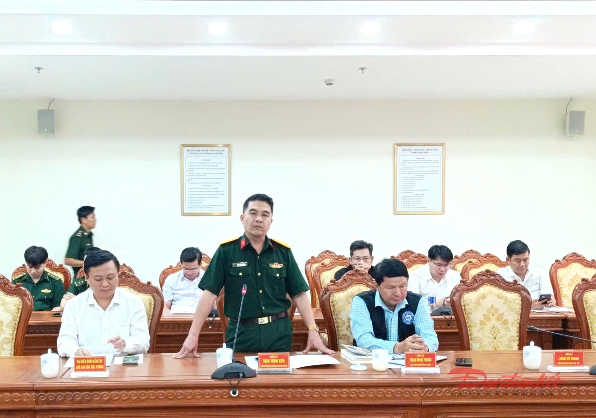 Thượng tá Đặng Trung Kiên, đại diện Báo Quân đội Nhân dân phát biểu tại buổi họp mặt. Ảnh: Hồng Phúc.