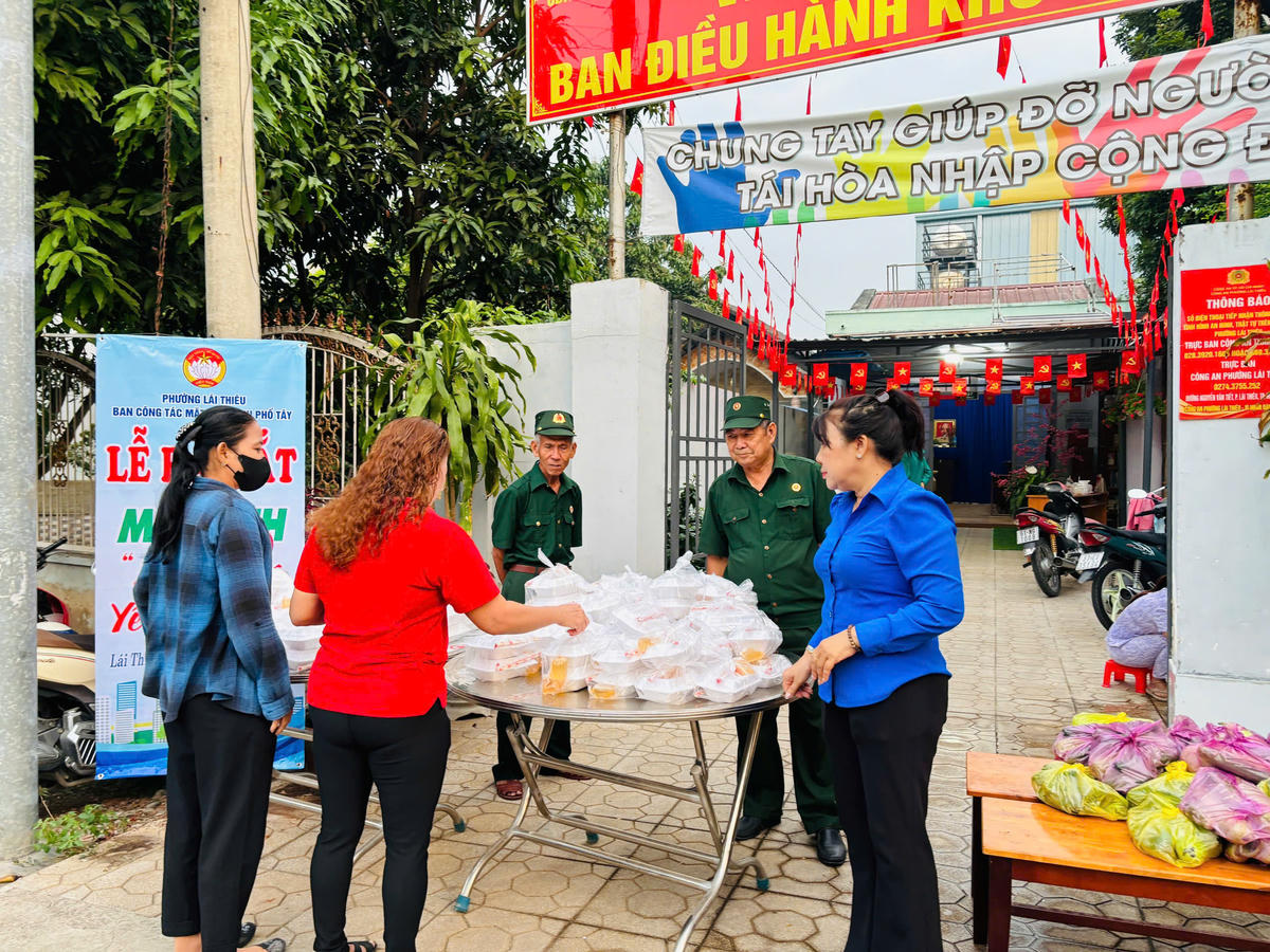 Mô hình “Bữa sáng yêu thương” được ra mắt tại trụ sở của Ban điều hành khu phố. Ảnh: NN.