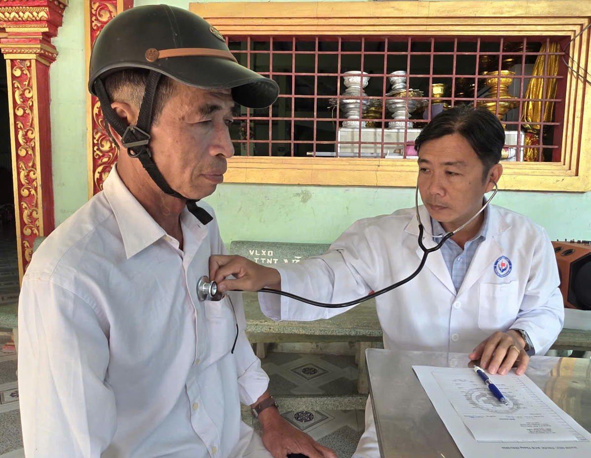  Các bác sĩ Trung tâm y tế khu vực Bạc Liêu khám bệnh cho người dân có hoàn cảnh khó khăn trên địa bàn phường Vĩnh Trạch. Ảnh: Nguyên Du