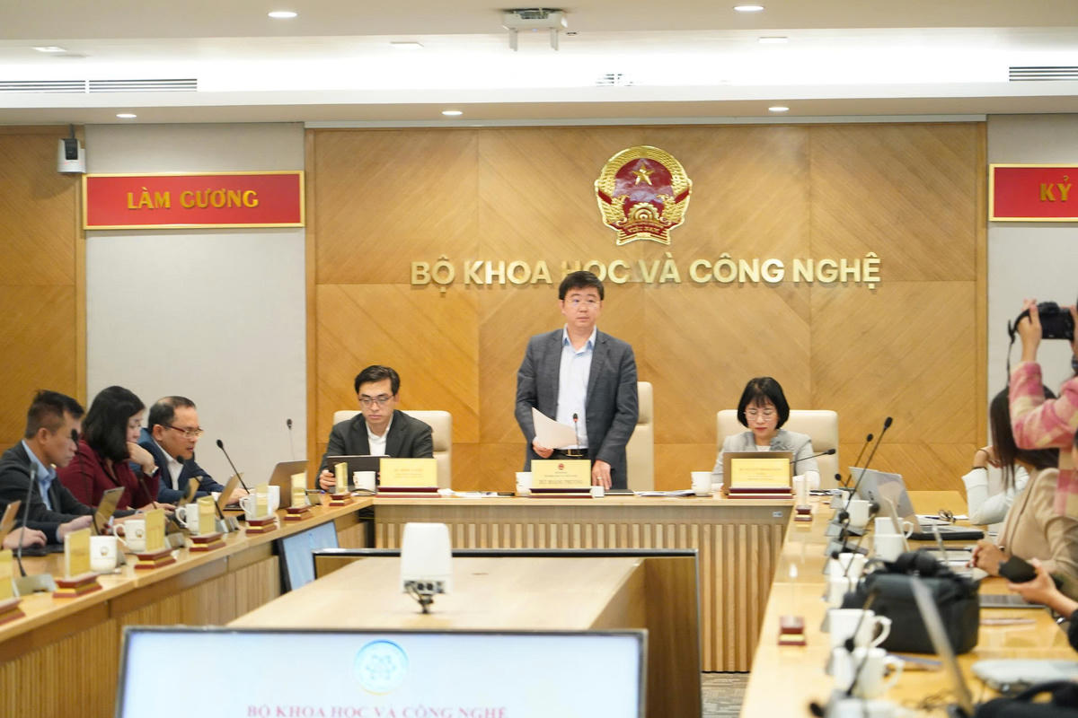 Thứ trưởng Bộ Khoa học và Công nghệ Bùi Hoàng Phương chủ trì buổi họp báo tháng 1/2026.