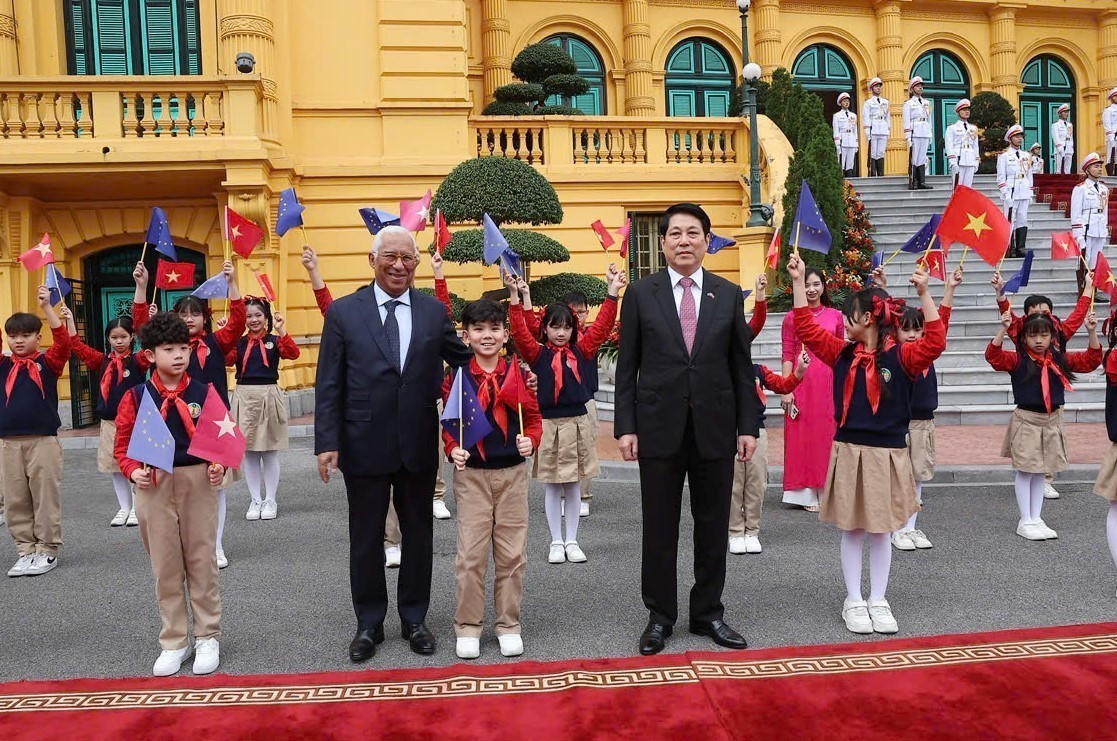 Chủ tịch nước Lương Cường và Chủ tịch Hội đồng châu Âu António Costa với thiếu nhi Thủ đô Hà Nội. Ảnh: Lâm Khánh – TTXVN