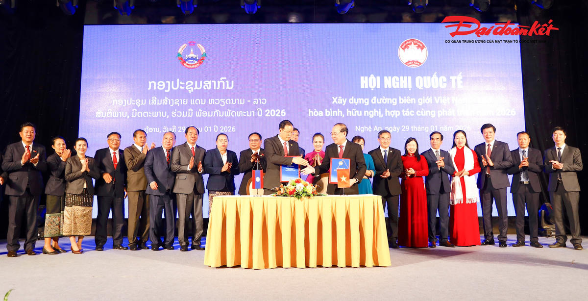 Lãnh đạo Uỷ ban Trung ương MTTQ Việt Nam và Uỷ ban Trung ương Mặt trận Lào xây dựng đất nước ký kết Thông cáo chung giữa Mặt trận 2 nước. Ảnh:&nbsp; ĐB