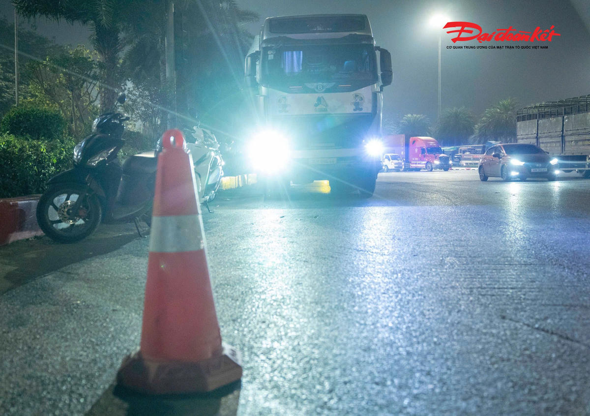 Trong thời gian ngắn làm nhiệm vụ, tổ công tác đã phát hiện gần 10 trường hợp tài xế điều khiển xe tải sử dụng đèn siêu sáng hoặc còi hơi khi lưu thông trong khu đông dân cư; cá biệt có trường hợp vi phạm đồng thời cả hai lỗi. Tất cả các phương tiện vi phạm đều được dừng xe kiểm tra và lập biên bản theo đúng quy định pháp luật.