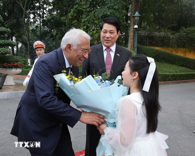 Thiếu nhi Thủ đô Hà Nội tặng hoa Chủ tịch Hội đồng châu Âu António Costa tại lễ đón. (Ảnh: Lâm Khánh/TTXVN).