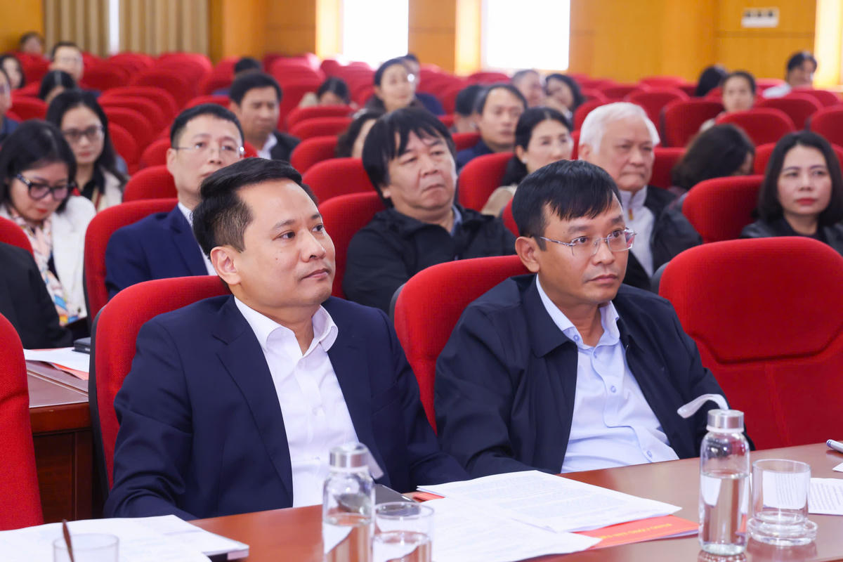 Nhà báo Trương Thành Trung - Ủy viên UBTƯ MTTQ Việt Nam, Tổng Biên tập Báo Đại đoàn kết và các đại biểu tham dự cuộc gặp mặt. Ảnh: Quang Vinh.