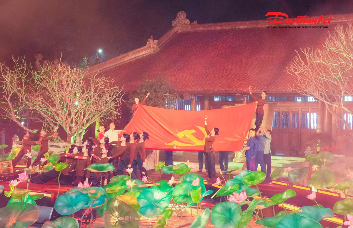 Thông điệp xuyên suốt của cầu truyền hình là: dân tộc Việt Nam từng đi lên từ gian khó bằng chính đôi tay của mình, thì trong thời đại mới càng có đủ cơ sở để đi xa hơn bằng trí tuệ, bản lĩnh và khát vọng phát triển. Ảnh: PB