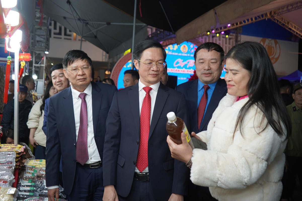  Phó Bí thư Thành uỷ - Chủ tịch Uỷ ban MTTQ Việt Nam TP Hải Phòng Phạm Văn Lập; Phó Chủ tịch Tổng LĐLĐ Việt Nam Phan Văn Anh cùng Chủ tịch LĐLĐ TP Hải Phòng Nguyễn Anh Tuân tham quan các gian hàng tại Chợ Tết Công đoàn. Ảnh: PT.