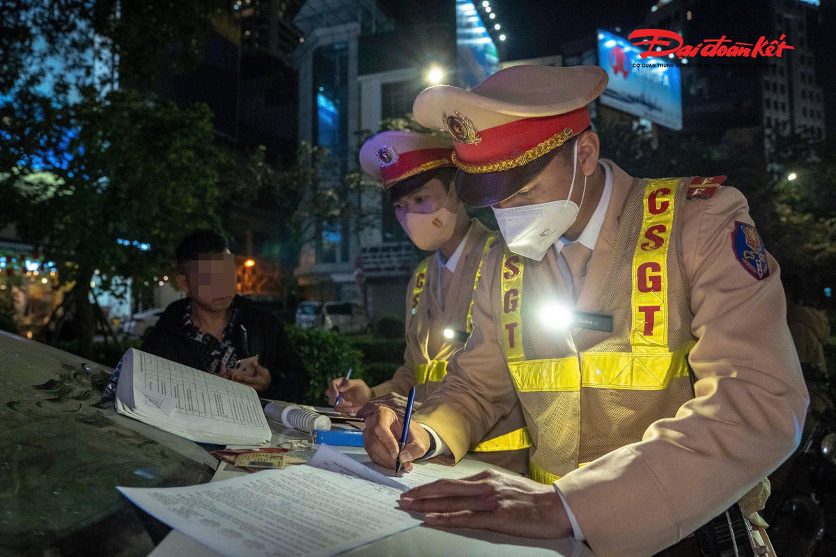 Làm việc với lực lượng chức năng, tài xế H. cho rằng do xe có kích thước lớn, tải trọng nặng nên còi nguyên bản không đủ công suất để cảnh báo các phương tiện khác. “Nhiều lúc bấm còi cũng khiến người đi đường giật mình, nhưng do đã lắp rồi nên tôi vẫn sử dụng”, tài xế H. trình bày.