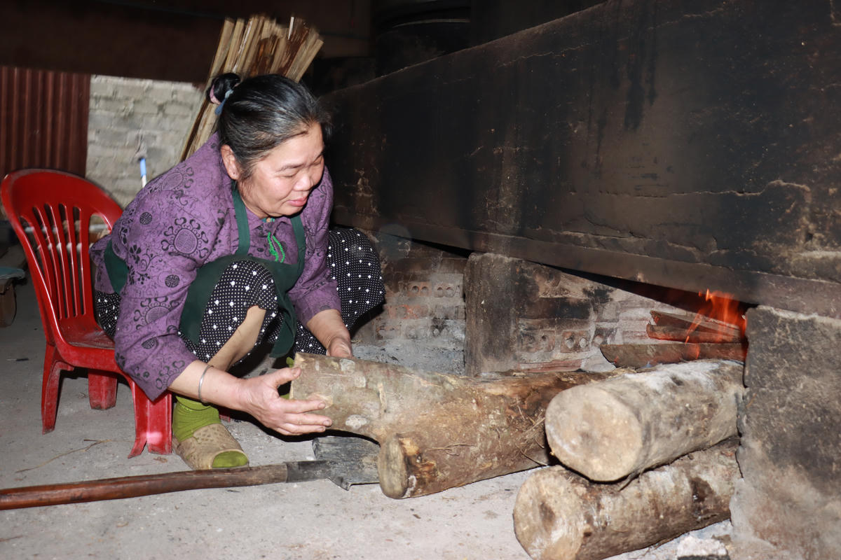 Gian bếp nhỏ của bà Dung ấm lên trong làn khói bếp và mùi lá dong tươi, báo hiệu mùa Tết đang về trên vùng cao nơi địa đầu Tổ quốc. Ảnh: N.Q