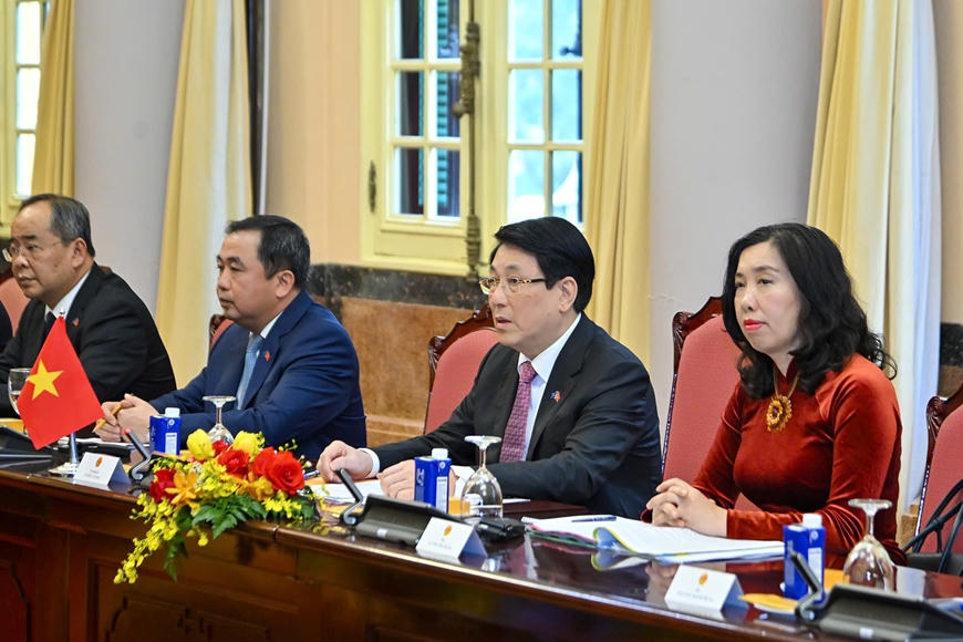 Chủ tịch nước Lương Cường và đoàn cấp cao Việt Nam tham dự hội đàm.