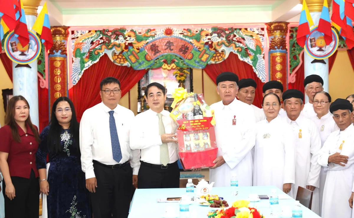 Ông Nghiêm Xuân Thành, Bí thư Tỉnh ủy Khánh Hòa cùng đoàn công tác tặng quà cho Ban đại diện Hội thánh Cao đài Tòa thánh Tây Ninh tỉnh Khánh Hòa. (ảnh X.H)