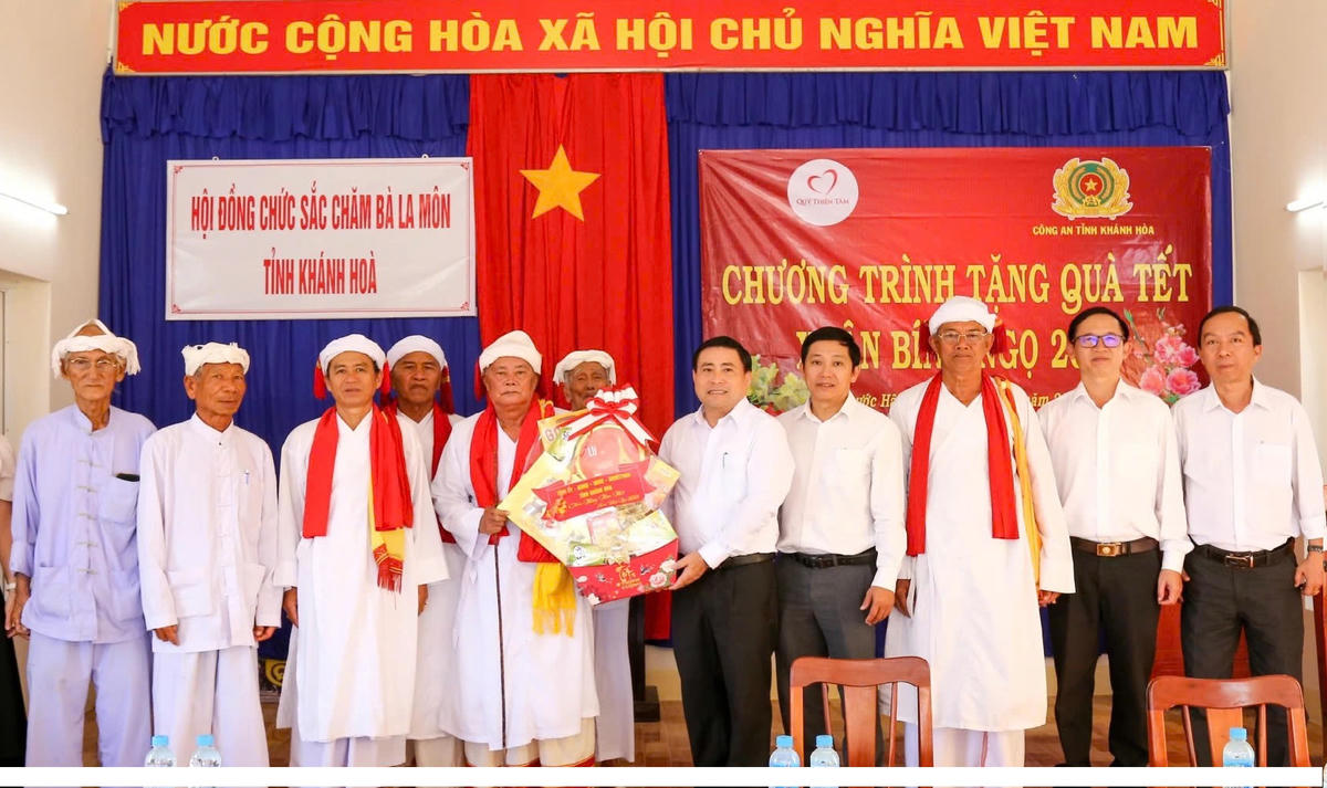 Ông Lâm Đông cùng đoàn công tác, trao quà Tết cho Hội đồng chức sắc Chăm Bàlamôn tỉnh. (ảnh H.L)