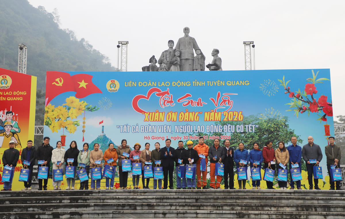 Lãnh đạo Liên đoàn Lao động tỉnh Tuyên Quang và phường Hà Giang 1 trao quà Tết cho công nhân, người lao động. Ảnh: N.Q