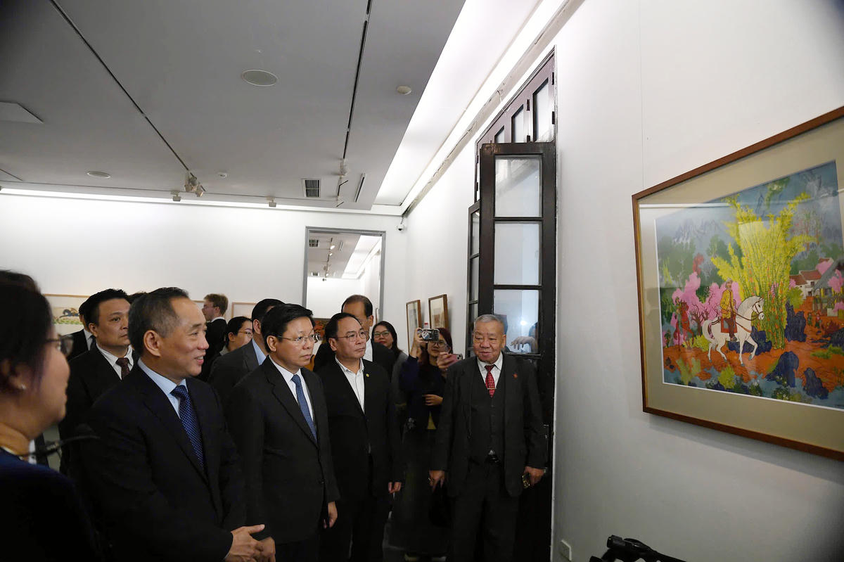 Đại biểu tham quan không gian triển lãm&nbsp;chuyên đề "Ngựa trong nghệ thuật tạo hình". Ảnh: Phạm Sỹ.