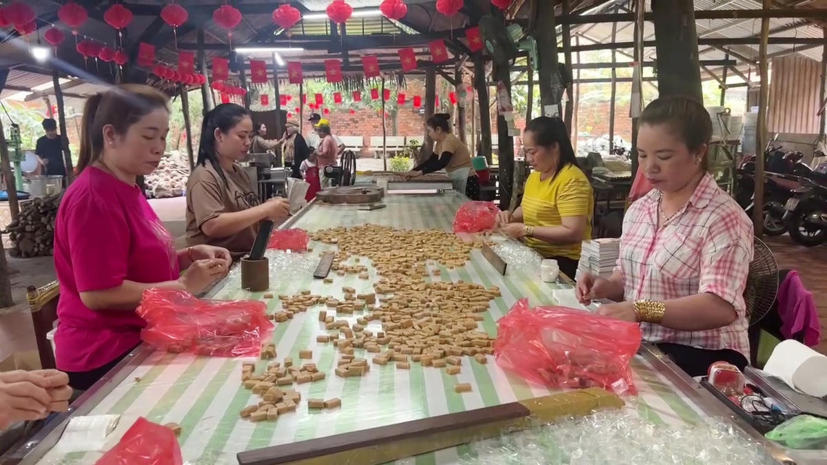 Nghề làm kẹo dừa thủ công tại phường Thới Sơn (tỉnh Đồng Tháp). Ảnh: Trung Ngãi.