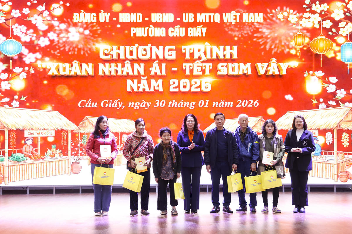 Lãnh đạo phường Cầu Giấy tặng quà cho các hộ gia đình tại chương trình. Ảnh: Quang Vinh.