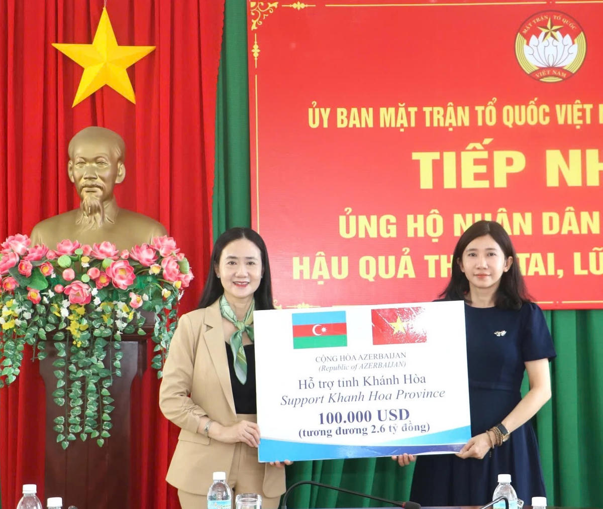 Mặt trận tỉnh Khánh Hòa tổ chức tiếp nhận bảng tượng trưng do chính quyền và nhân dân Azerbaijan hỗ trợ tỉnh Khánh Hòa. (ảnh X.H)