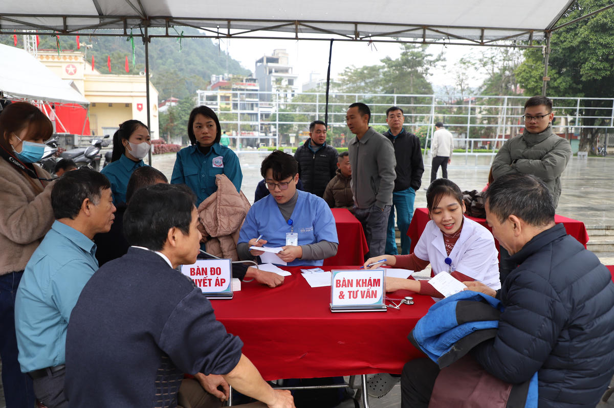 Các bác sỹ thăm khám miễn phí cho công nhân, người lao động. Ảnh: N.Q