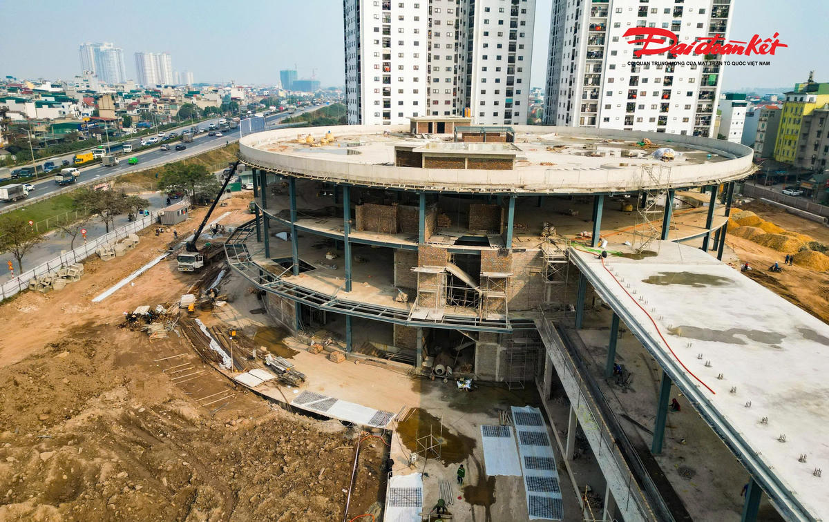Đến thời điểm này, hạng mục trọng tâm là tòa nhà trung tâm bến xe hình tròn cao 4 tầng (3 tầng nổi, 1 tầng hầm) đã hiện rõ hình hài; các hạng mục kết cấu, hạ tầng kỹ thuật và cảnh quan xung quanh đang được triển khai đồng bộ, đáp ứng tiến độ kế hoạch.