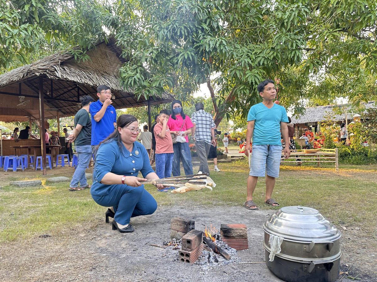 Bà Hồ Huệ Thu Hằng, Phó Chủ tịch UBND phường Cao Lãnh (tỉnh Đồng Tháp) trải nghiệm không gian làm bánh phồng ở làng Tân Thuận Tây. Ảnh: Trung Ngãi.