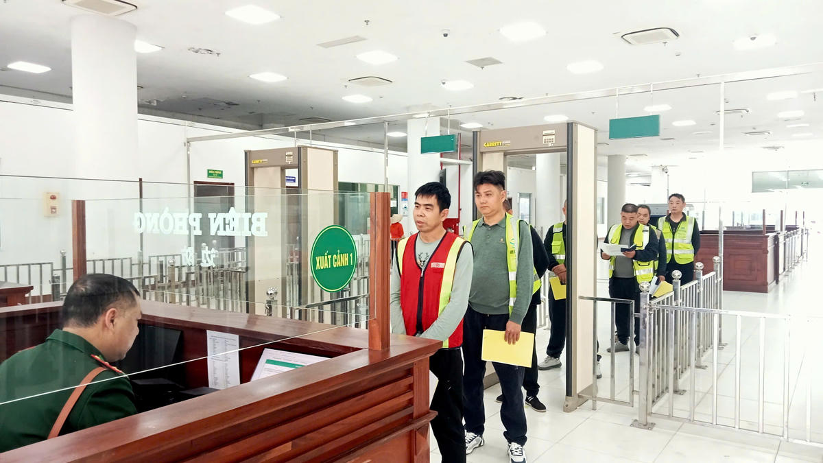 Các lái xe trung chuyển làm thủ tục XNK hàng hóa qua Cửa khẩu Bắc Lân 2. Ảnh: Hữu Việt.