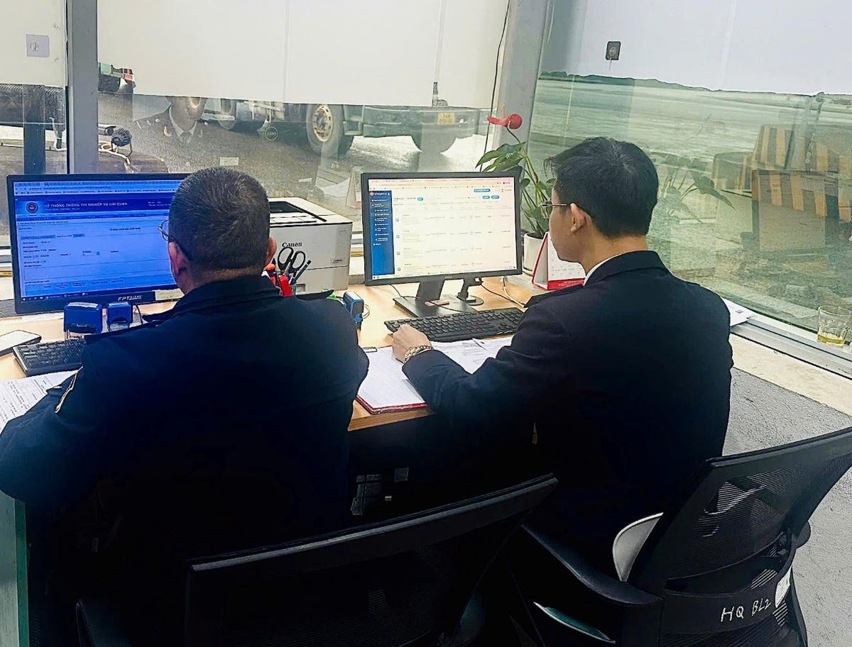 Hải quan cửa khẩu quốc tế Móng Cái giám sát phương tiện XNC.