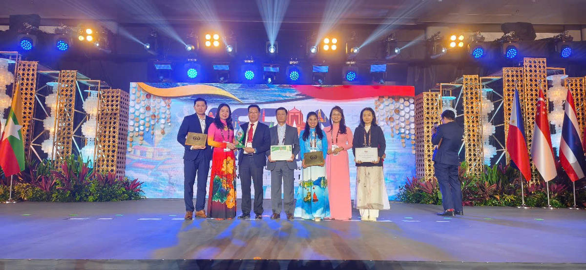 Đại diện các đơn vị của tỉnh Quảng Ninh nhận Giải thưởng Du lịch ASEAN 2026.