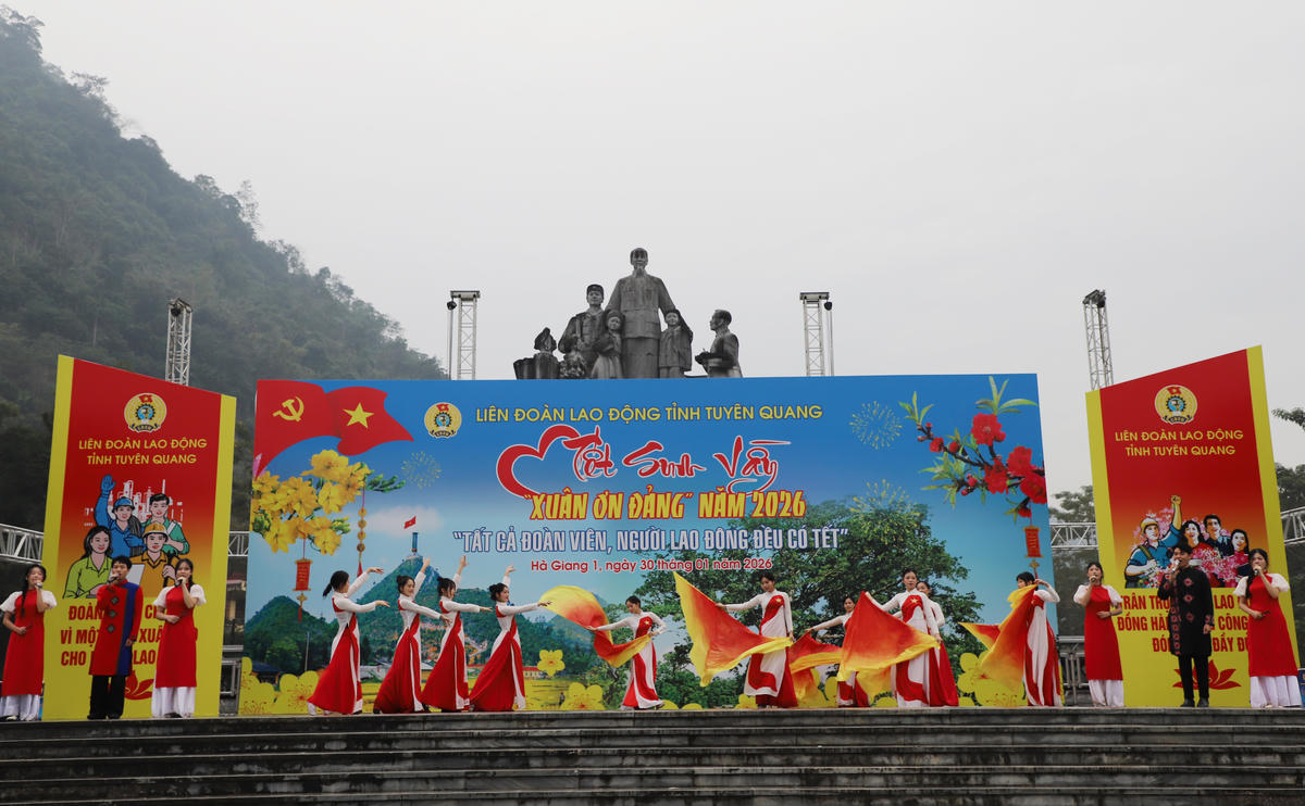 Chương trình “Tết sum vầy - Xuân ơn Đảng” năm 2026 tại phường Hà Giang 1, tỉnh Tuyên Quang. Ảnh: N.Q