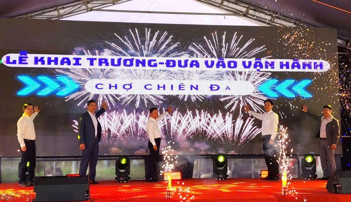 Khai trương đưa vào vận hành chợ Chiên Đàn. Ảnh: Tấn Thành.