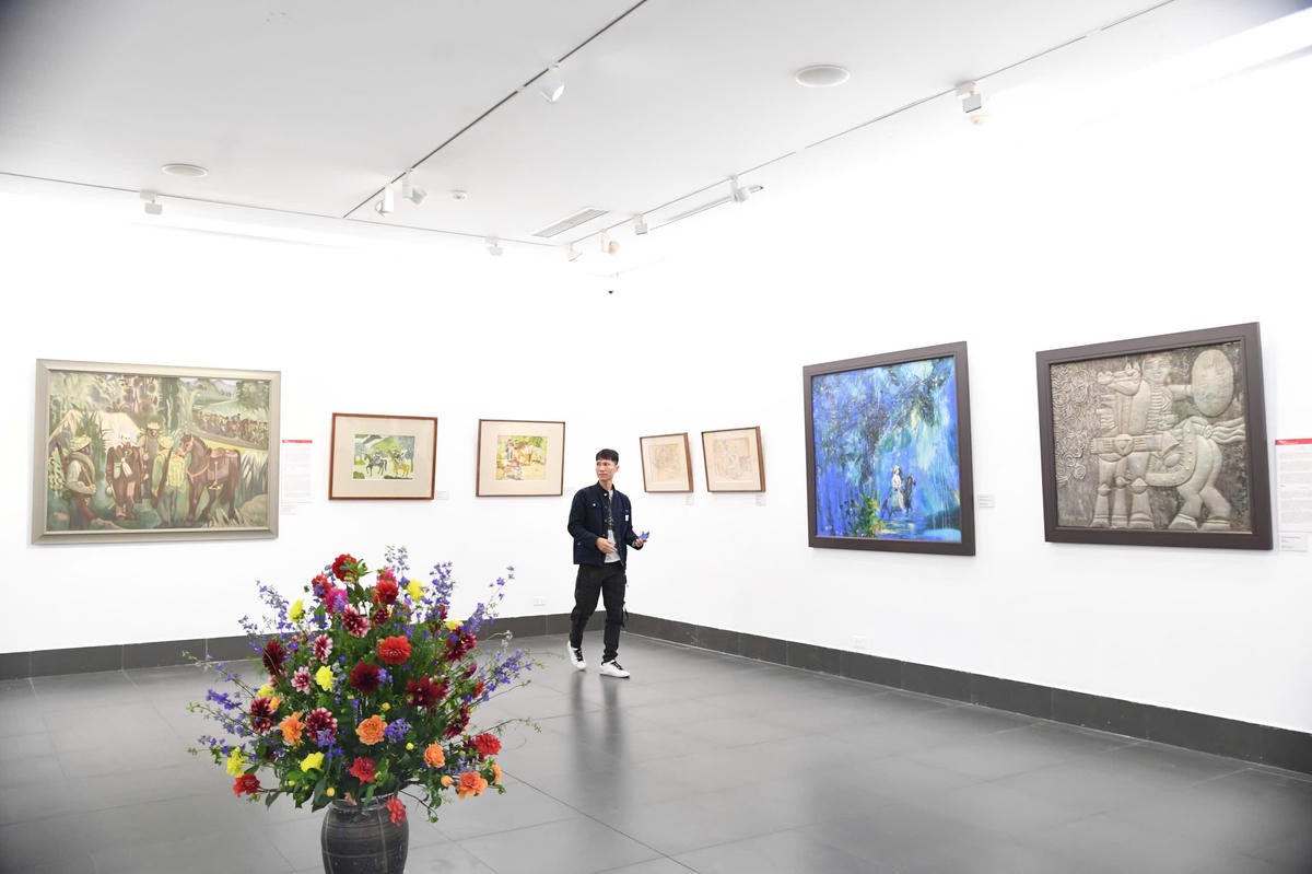 Triển lãm “Ngựa trong nghệ thuật tạo hình” được tổ chức nhân dịp kỷ niệm 96 năm Ngày thành lập Đảng Cộng sản Việt Nam (03/02/1930 – 03/02/2026) và đón mừng Xuân Bính Ngọ 2026.&nbsp;Các tác phẩm đa dạng về loại hình và chất liệu như sơn mài, sơn dầu, lụa, tranh giấy, gỗ, đất nung, gốm…, do nhiều thế hệ nghệ nhân dân gian và nghệ sĩ tạo hình Việt Nam sáng tác, từ thời kỳ Mỹ thuật Đông Dương, Mỹ thuật Kháng chiến đến nghệ thuật đương đại. Ảnh: Phạm Sỹ.