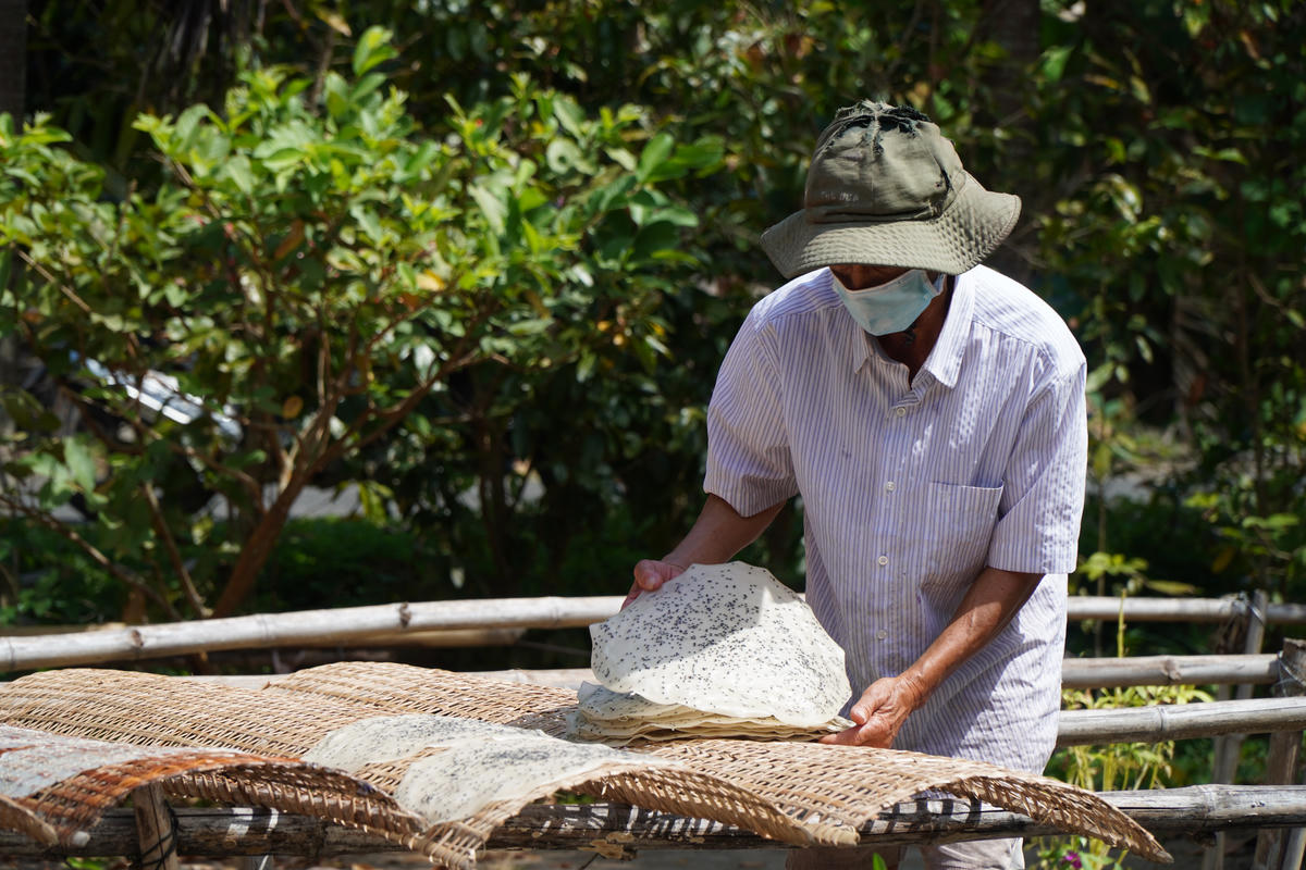 Những chiếc bánh tráng sau khi ra lò sẽ được đem phơi nắng. Ảnh: Trung Ngãi.