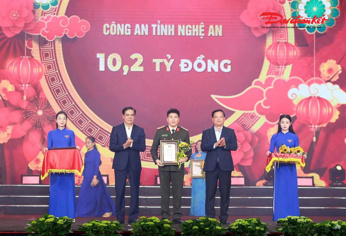 Đơn vị Công an tỉnh Nghệ An ủng hộ 10,2 tỷ đồng. Ảnh: TD