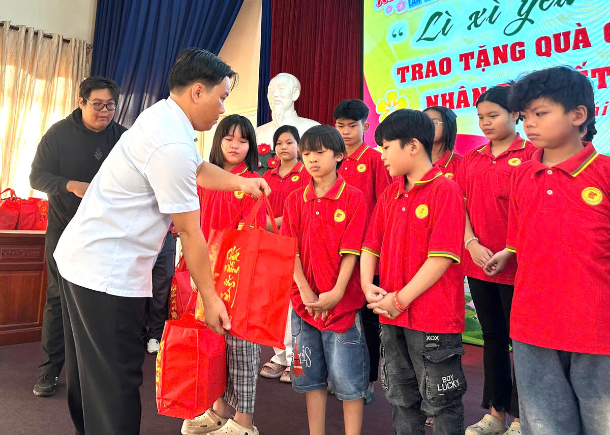 Trao quà Tết cho học sinh lớp học tình thương, nhân dịp Tết Nguyên đán Bính Ngọ 2026. Ảnh: NN.