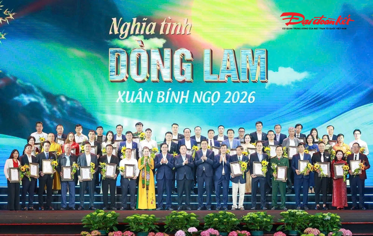 Lãnh đạo tỉnh Nghệ An chụp ảnh lưu niệm với các đơn vị, cá nhân tại chương trình&nbsp;“Nghĩa tình dòng Lam – Xuân Bính Ngọ năm 2026”. Ảnh: TD