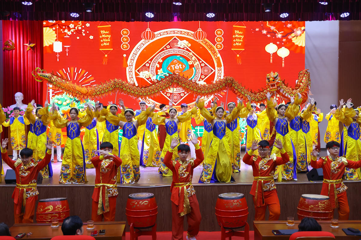 Các tiết mục văn nghệ đặc sắc tại chương trình. Ảnh: Quang Vinh.