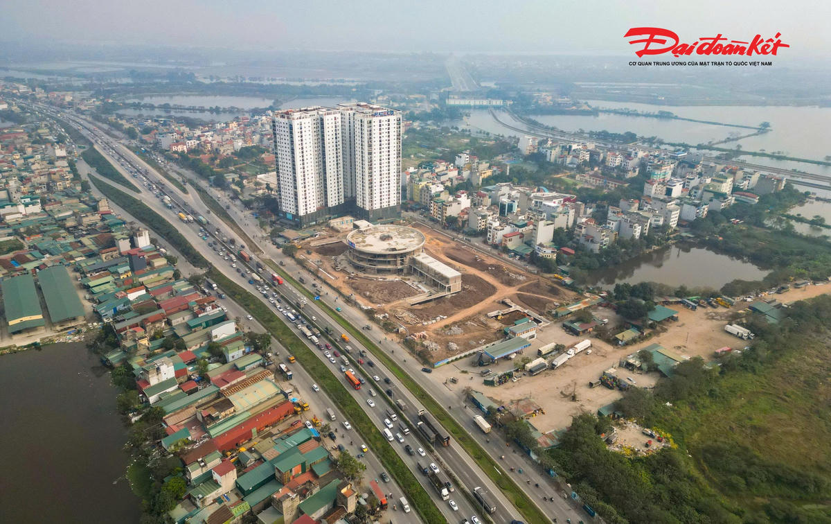 Theo ghi nhận của PV Báo Đại đoàn kết, những ngày đầu năm 2026, tại khu vực phía Nam Hà Nội, không khí thi công dự án bến xe khách Yên Sở diễn ra khẩn trương. Trên công trường, các hạng mục chính như nhà ga trung tâm, khu đón trả khách, bãi đỗ xe và hệ thống hạ tầng kỹ thuật đang dần lộ rõ hình hài, đánh dấu bước tiến quan trọng của một trong những dự án hạ tầng giao thông trọng điểm của thành phố.
