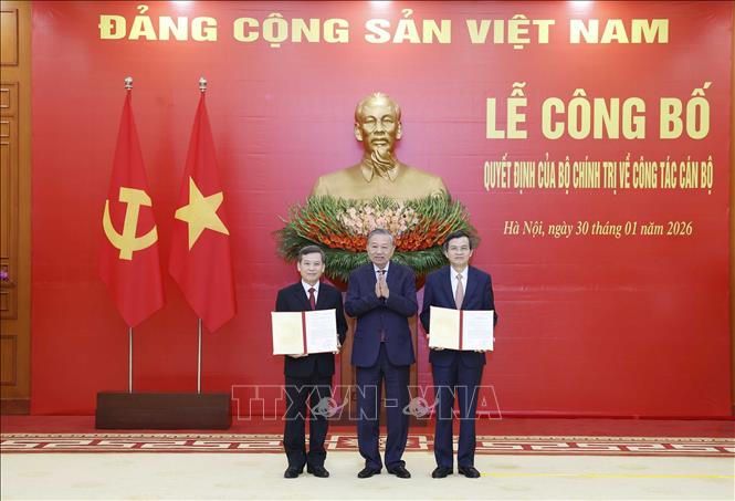 Tổng Bí thư Tô Lâm trao Quyết định của Bộ Chính trị cho các đồng chí Lê Minh Trí (bên trái) và Đoàn Minh Huấn (bên phải).&nbsp;Ảnh: Thống Nhất/TTXVN