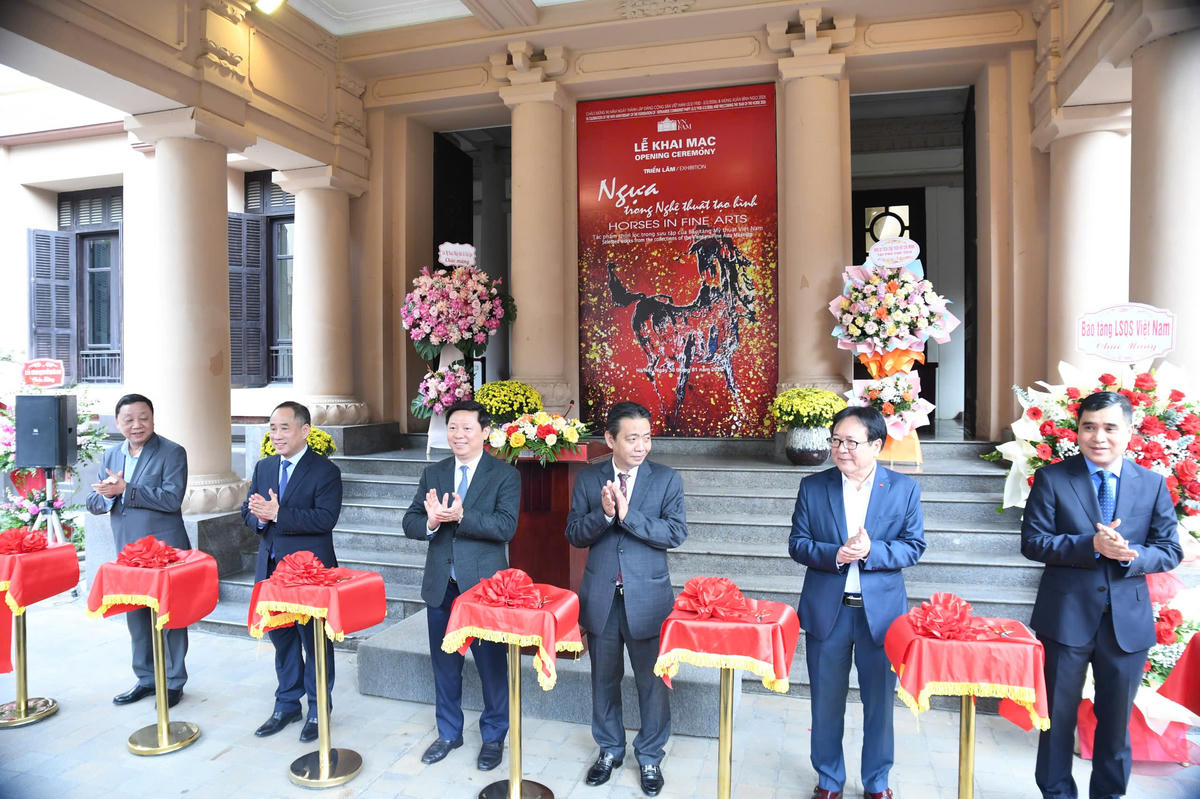 Các đại biểu cắt băng khai mạc triển lãm. Ảnh: Phạm Sỹ.