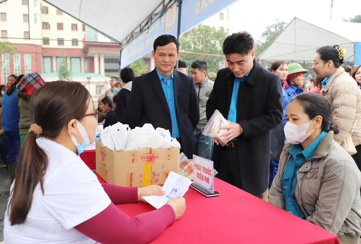 Tại Chương trình “Tết sum vầy – Xuân ơn Đảng” năm 2026, ngành y tế, Bệnh viện Đa khoa Đức Minh tổ chức khám sức khỏe, tư vấn và cấp phát thuốc miễn phí cho công nhân, người lao động. Ảnh: N.Q