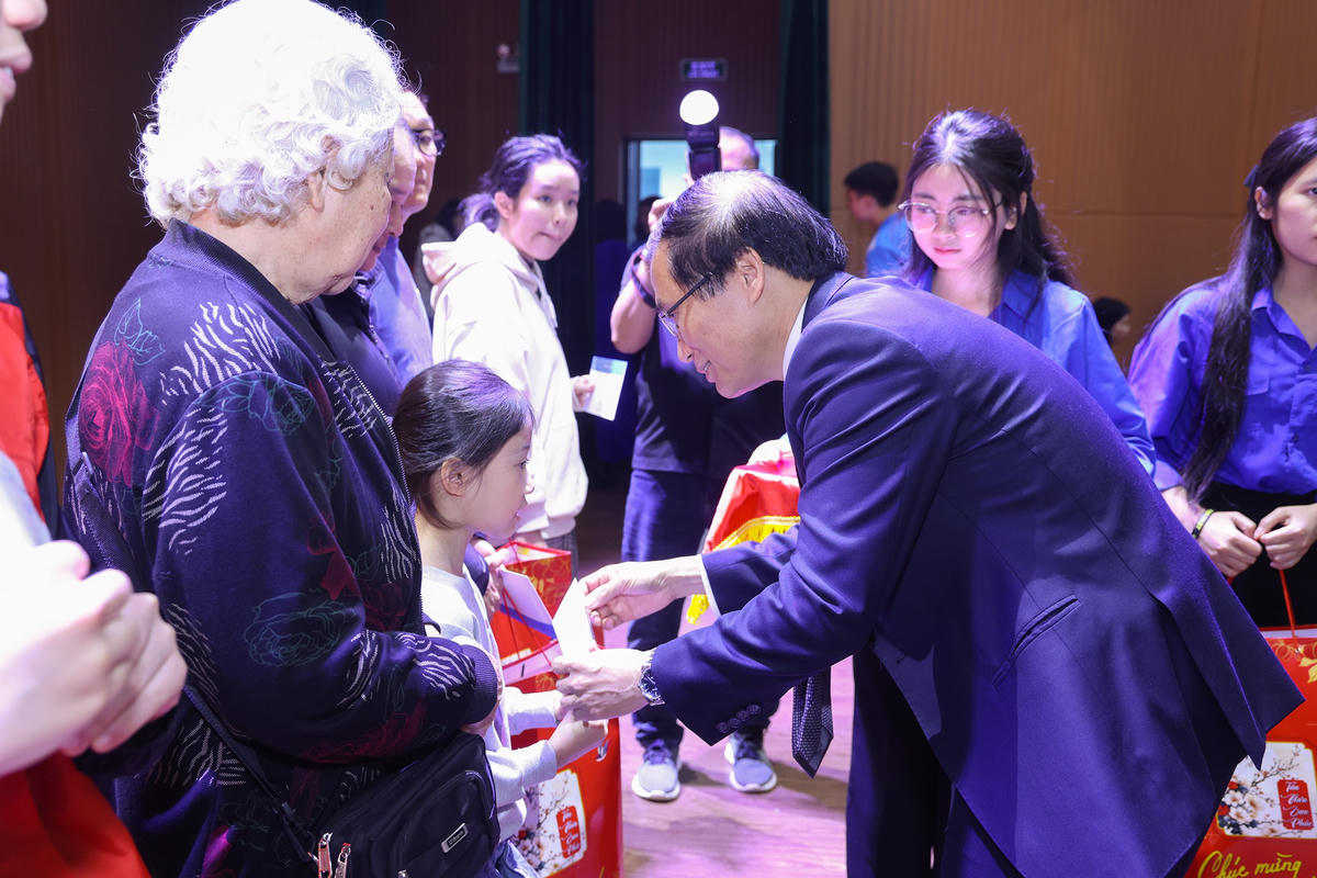 Lãnh đạo phường Cầu Giấy tặng quà cho các hộ gia đình tại chương trình. Ảnh: Quang Vinh.