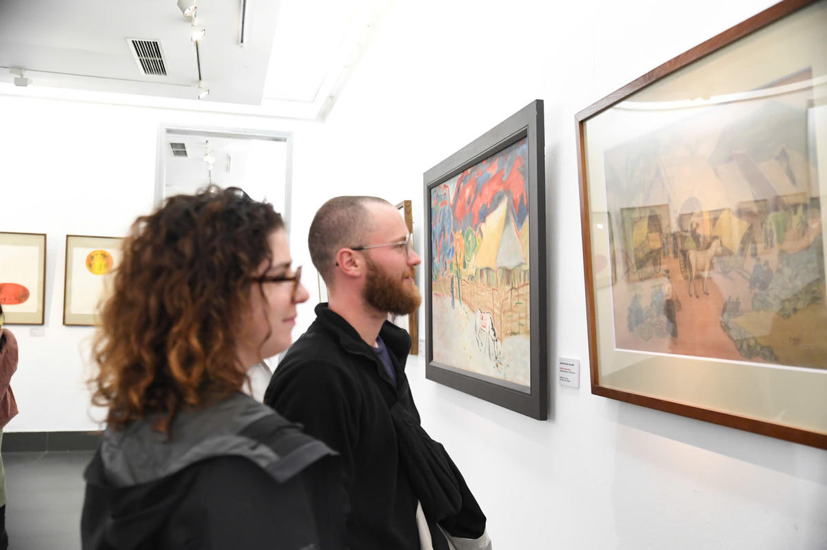 Khách quốc tế thích thú với những tác phẩm ngựa trưng bày tại triển lãm. Ảnh: Phạm Sỹ.