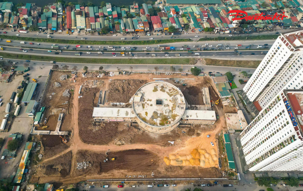 Dự án bến xe khách Yên Sở được khởi công từ quý II/2025, có diện tích xây dựng 3.445 m2, tổng diện tích sàn khoảng 14.534 m2, tọa lạc dọc theo trục đường Vành đai 3.